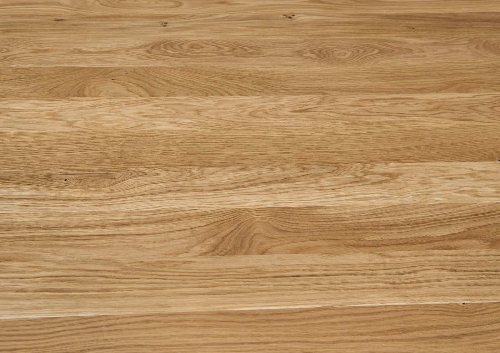 Nahaufnahme einer Holzoberfläche mit natürlicher Maserung, aus der Vogelperspektive fotografiert.