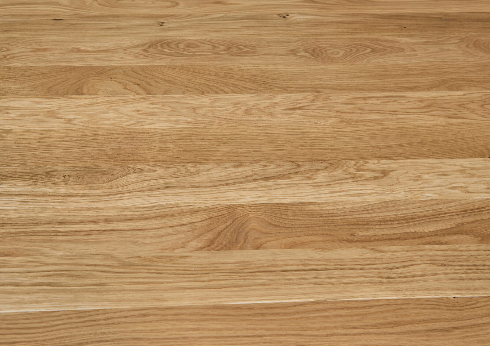 Nahaufnahme einer Holzoberfläche mit natürlicher Maserung, aus der Vogelperspektive fotografiert.