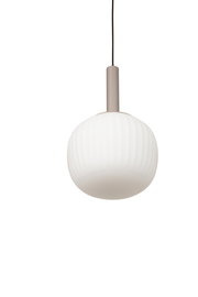 Moderne LED-Hängeleuchte mit weißem, geripptem Glas und grauem Aufhängungselement, seitliche Perspektive