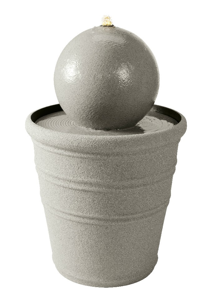 Grauer Brunnen aus recyceltem Kunststoff mit kugelförmigem Wasserbehälter, seitliche Perspektive