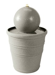 Grauer Brunnen aus recyceltem Kunststoff mit kugelförmigem Wasserbehälter, seitliche Perspektive