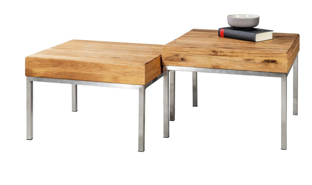 Z2 Beistelltisch (2er-Set) SPACE Zwei Beistelltische aus Holz mit Metallbeinen, einer mit einer Schale und einem Buch darauf, aus seitlicher Perspektive.