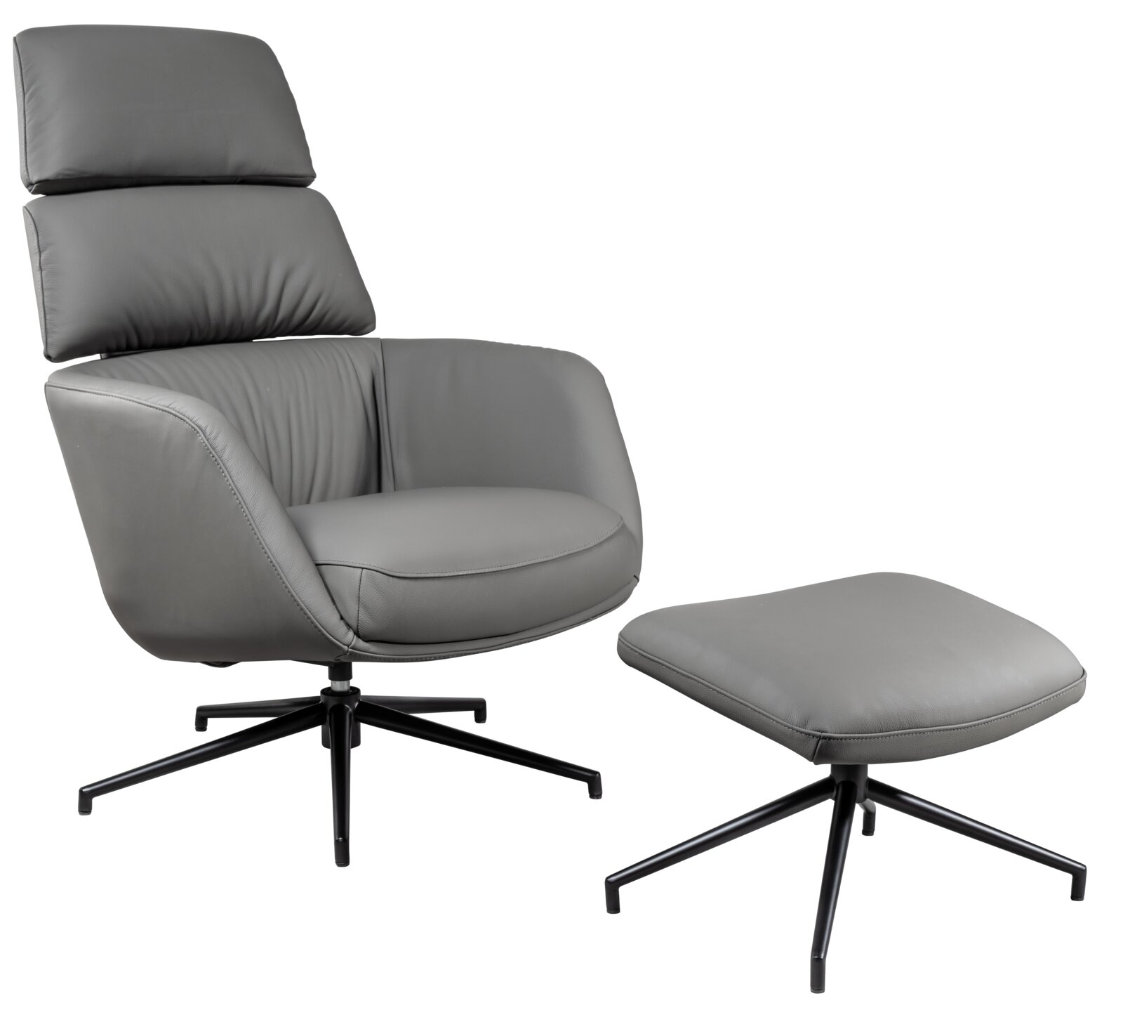Grijze, gestoffeerde relaxfauteuil met hoge rugleuning en hoofdsteun, en bijpassende voetbank op een zwart draaivoet, vrijstaand tegen een witte achtergrond, in een schuin vooraanzicht van links.