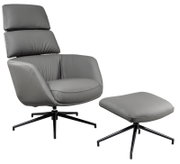 Grijze, gestoffeerde relaxfauteuil met hoge rugleuning en hoofdsteun, en bijpassende voetbank op een zwart draaivoet, vrijstaand tegen een witte achtergrond, in een schuin vooraanzicht van links.