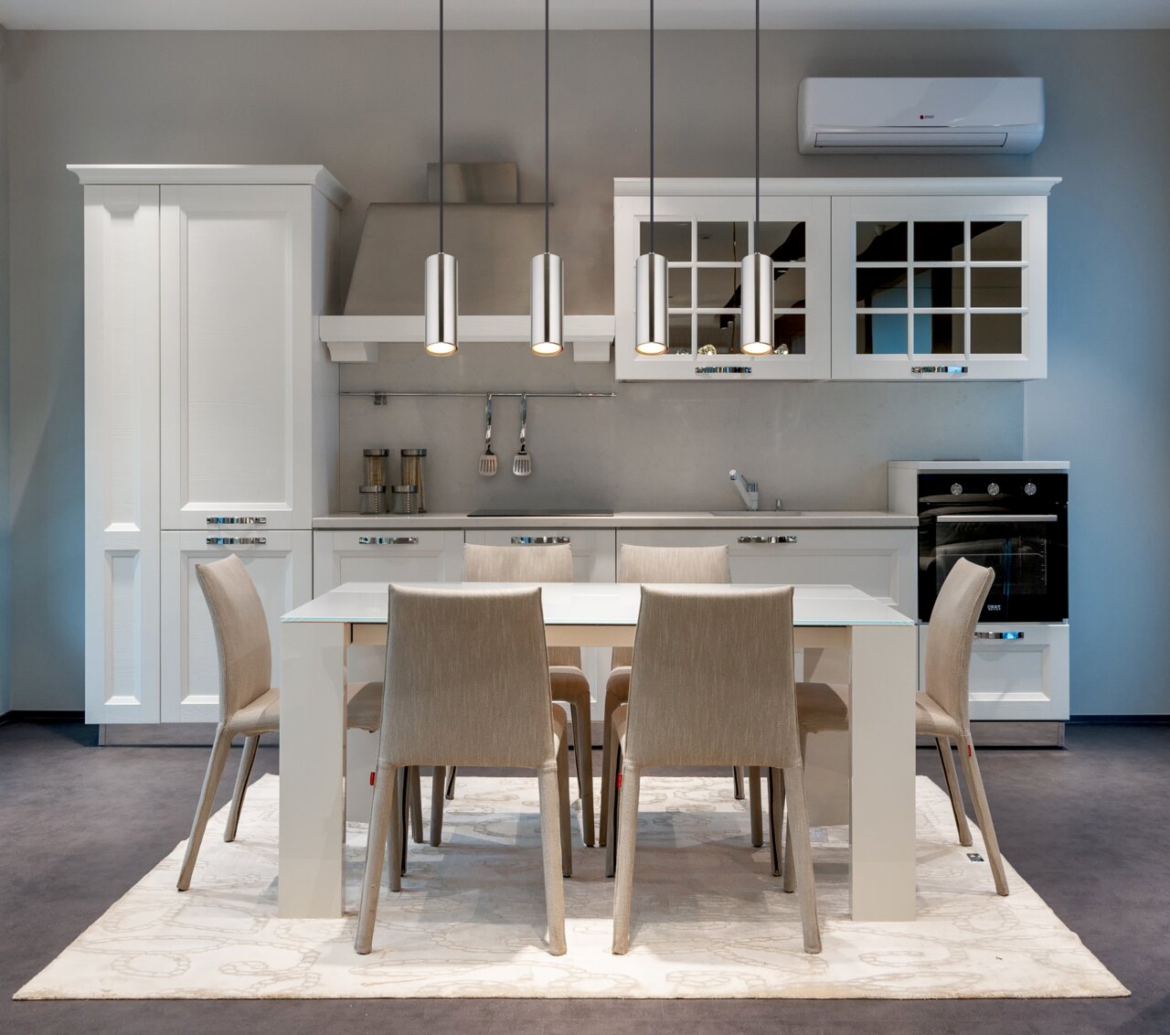 Moderne Hängeleuchte in einer stilvollen Küche, aus der Perspektive des Essbereichs betrachtet.