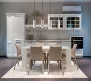 Moderne Hängeleuchte in einer stilvollen Küche, aus der Perspektive des Essbereichs betrachtet.