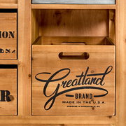 Nahaufnahme eines hölzernen Bar- und Servierwagens mit Aufschrift 'Greatland Brand, Made in the U.S.A.' auf einer der Schubladenfronten.