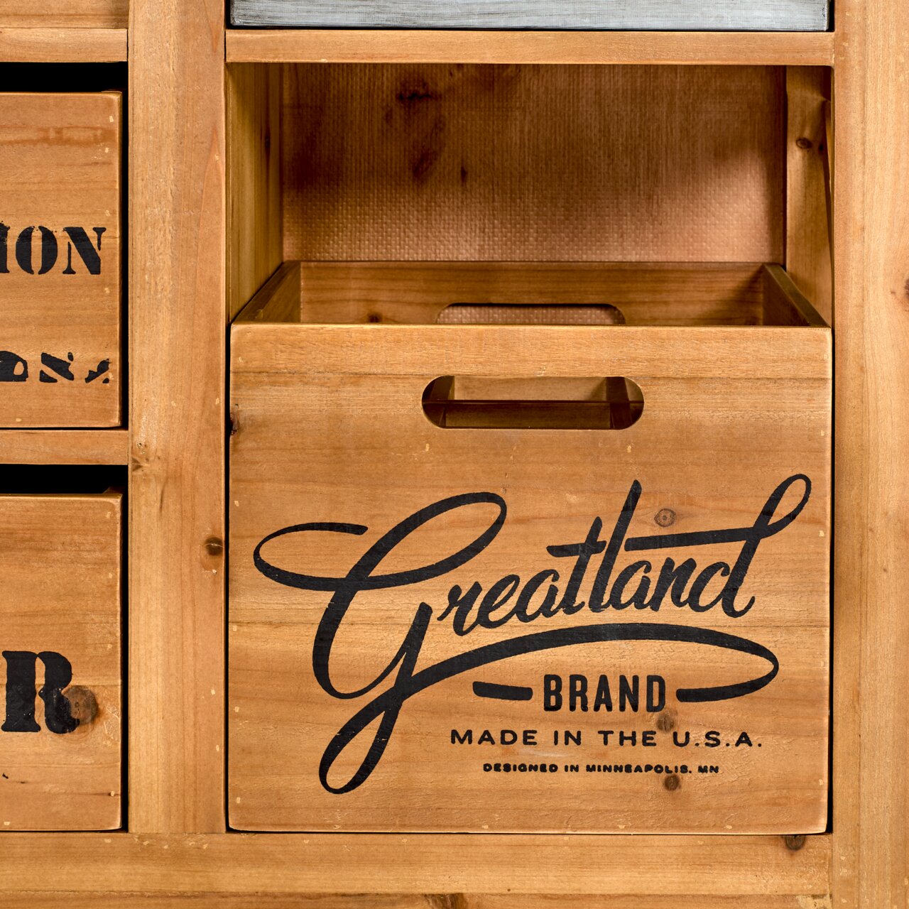 Nahaufnahme eines hölzernen Bar- und Servierwagens mit Aufschrift 'Greatland Brand, Made in the U.S.A.' auf einer der Schubladenfronten.