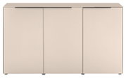 Modernes Sideboard/Schrank in Beige mit drei Türen und schlanken schwarzen Griffleisten, freigestellt auf weißem Hintergrund, Frontansicht.