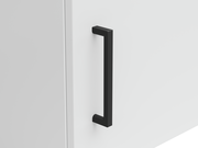 Nahaufnahme eines schwarzen Griffs an einer weißen Schranktür, seitliche Perspektive