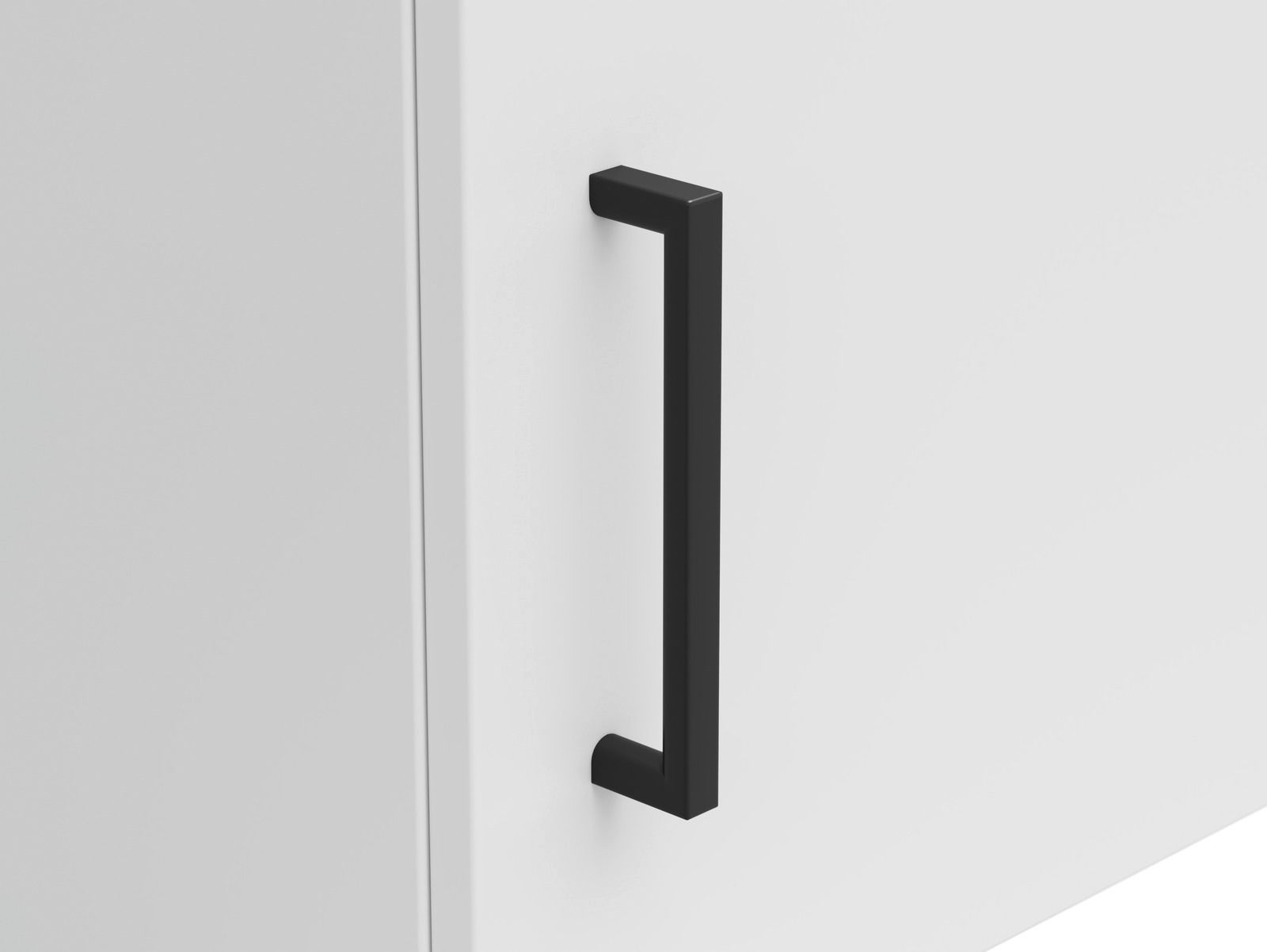 Nahaufnahme eines schwarzen Griffs an einer weißen Schranktür, seitliche Perspektive