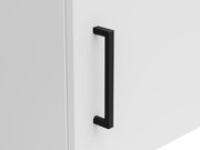 Nahaufnahme eines schwarzen Griffs an einer weißen Schranktür, seitliche Perspektive