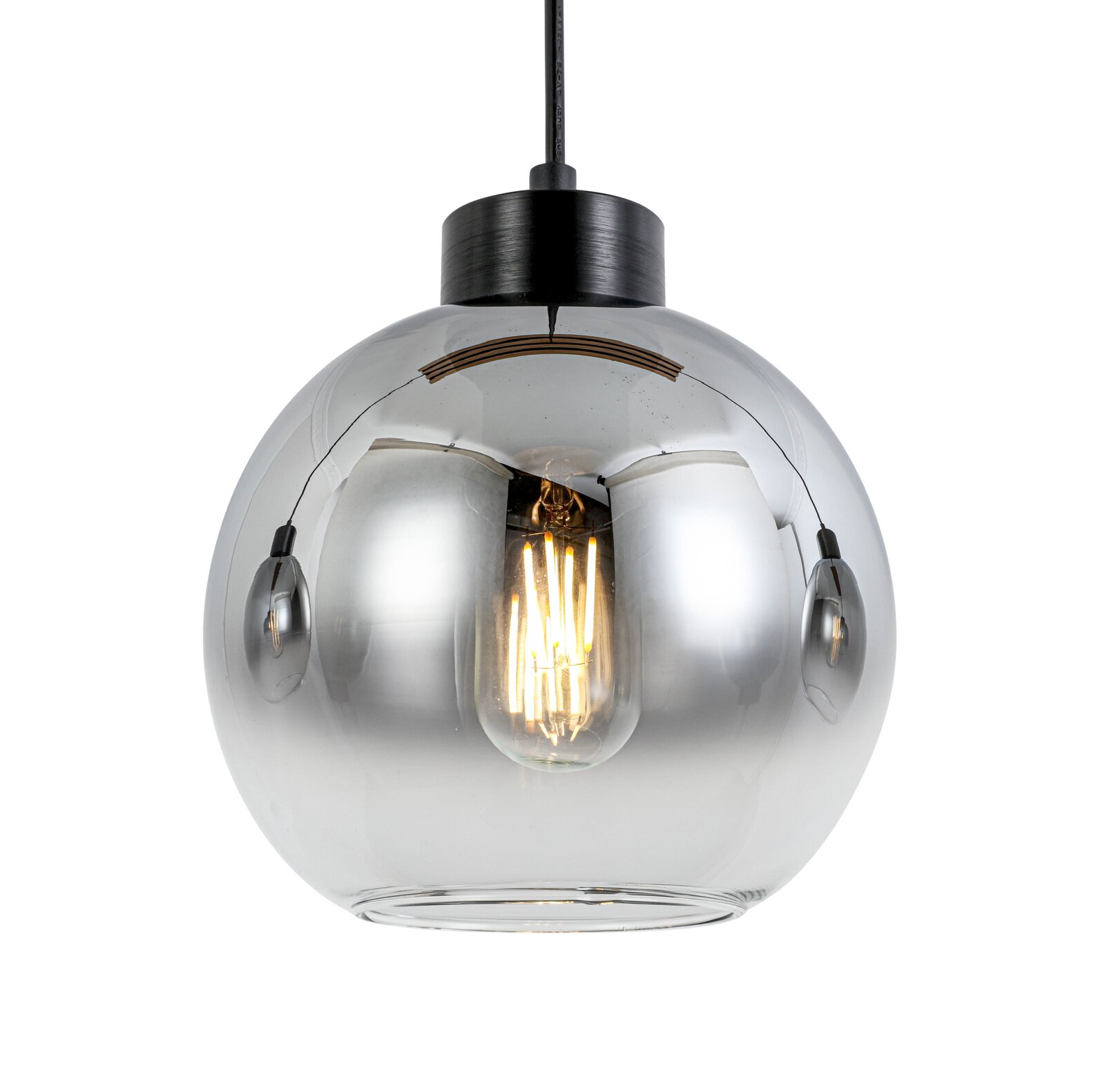 Moderne hanglamp met een bolvormige, spiegelende kap en zichtbare lamp, zijaanzicht.