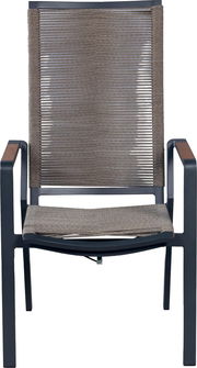 Moderner Outdoor-Armlehnstuhl mit dunkelgrauem Metallgestell, brauner Seilbespannung an Rückenlehne und Sitzfläche, frontal von vorne in gerader Perspektive freigestellt auf weißem Hintergrund