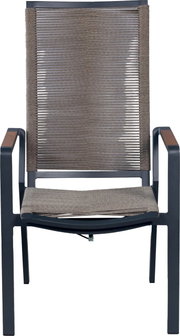 Moderner Outdoor-Armlehnstuhl mit dunkelgrauem Metallgestell, brauner Seilbespannung an Rückenlehne und Sitzfläche, frontal von vorne in gerader Perspektive freigestellt auf weißem Hintergrund