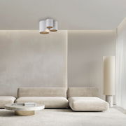 Moderne LED-Deckenleuchte in einem stilvollen Wohnzimmer, von unten betrachtet.