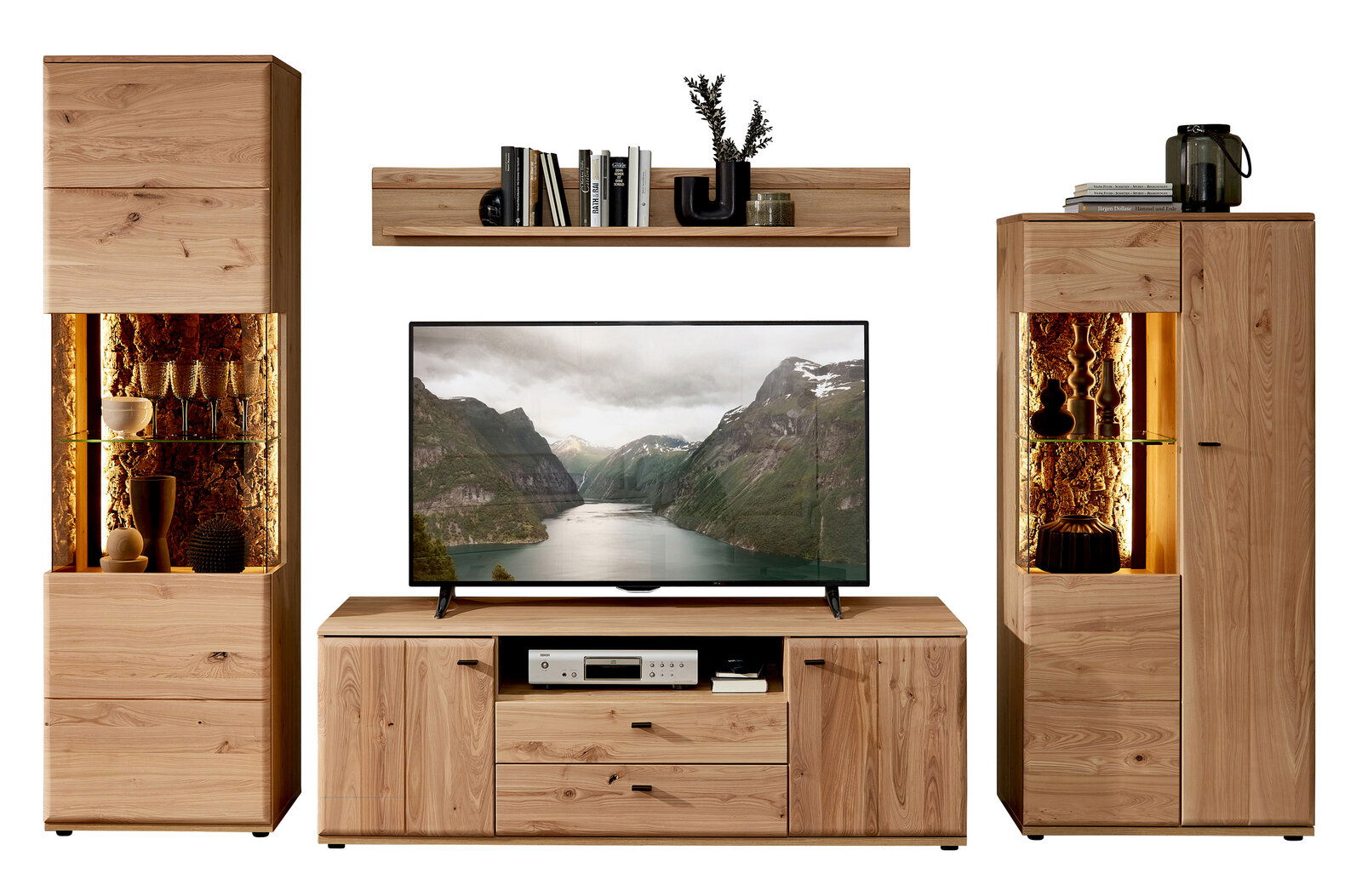 Wandkombination aus Holz mit zwei Vitrinen, einem TV-Schrank und einem Wandregal, frontal betrachtet.