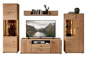 Wandkombination aus Holz mit zwei Vitrinen, einem TV-Schrank und einem Wandregal, frontal betrachtet.