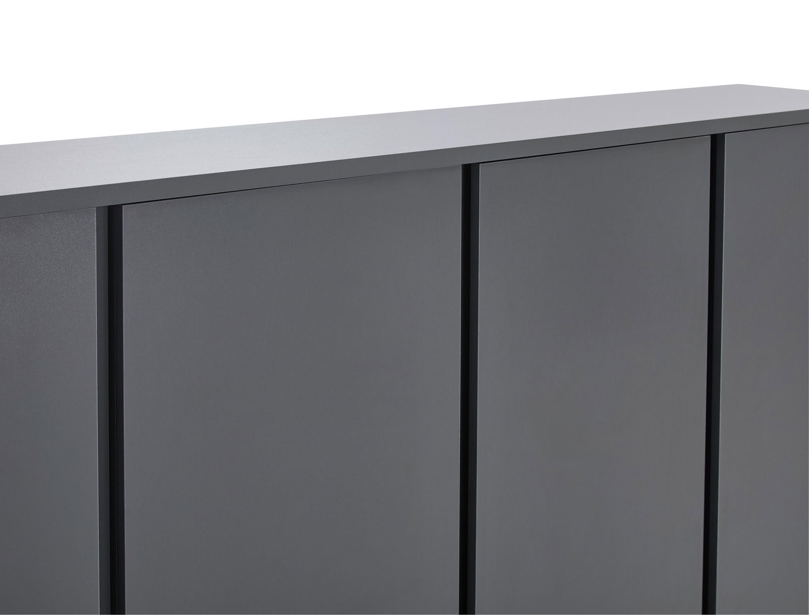 Nahaufnahme eines modernen, grauen Schuhschranks mit glatter Oberfläche und klaren Linien, seitliche Perspektive