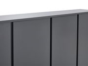 Nahaufnahme eines modernen, grauen Schuhschranks mit glatter Oberfläche und klaren Linien, seitliche Perspektive