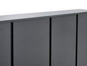 Nahaufnahme eines modernen, grauen Schuhschranks mit glatter Oberfläche und klaren Linien, seitliche Perspektive