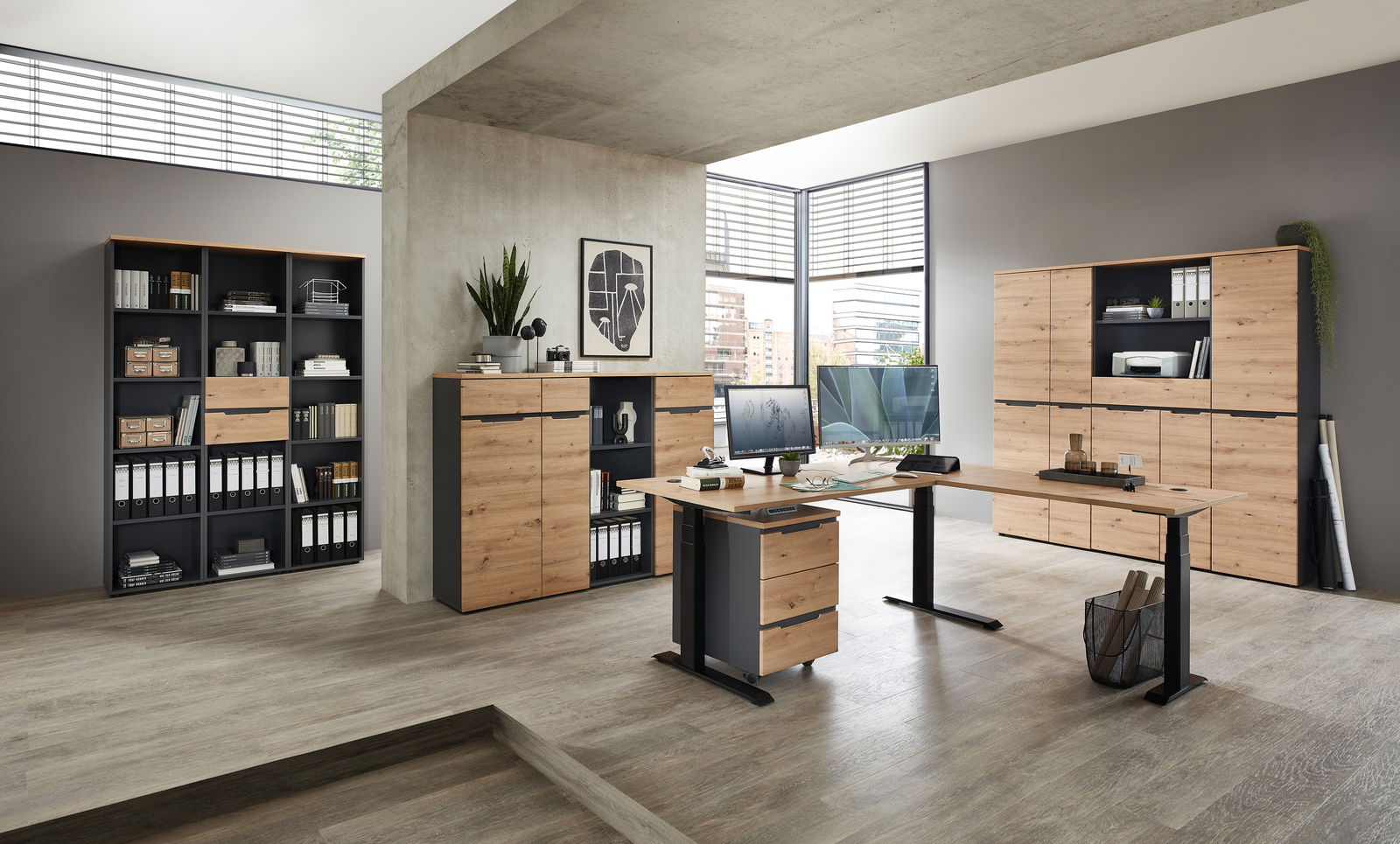 Moderne Büromöbel in einem hellen Raum mit Schreibtisch, Aktenschränken und Regalen in Holzoptik, seitliche Perspektive.