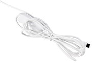 Weißes USB-C-Ladekabel mit inline Schalter/Bedienknopf, aufgewickelt auf weißem Hintergrund, in schräger Draufsicht