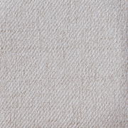 Nahaufnahme eines beigen Stoffmusters mit diagonaler Webstruktur.