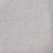 Nahaufnahme eines beigen Stoffmusters mit diagonaler Webstruktur.