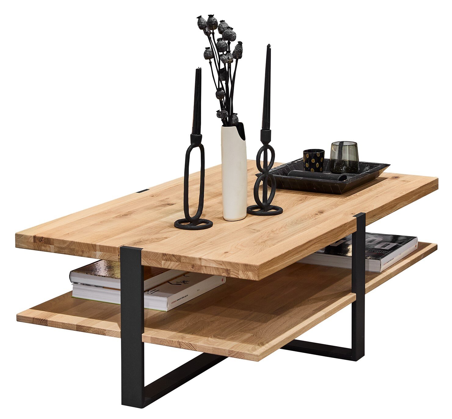 Moderner Couchtisch aus hellem Massivholz mit schwarzem Metallgestell und zusätzlicher Ablage, dekoriert mit Kerzenhaltern, Vase und Tablett, in schräger Frontansicht von oben
