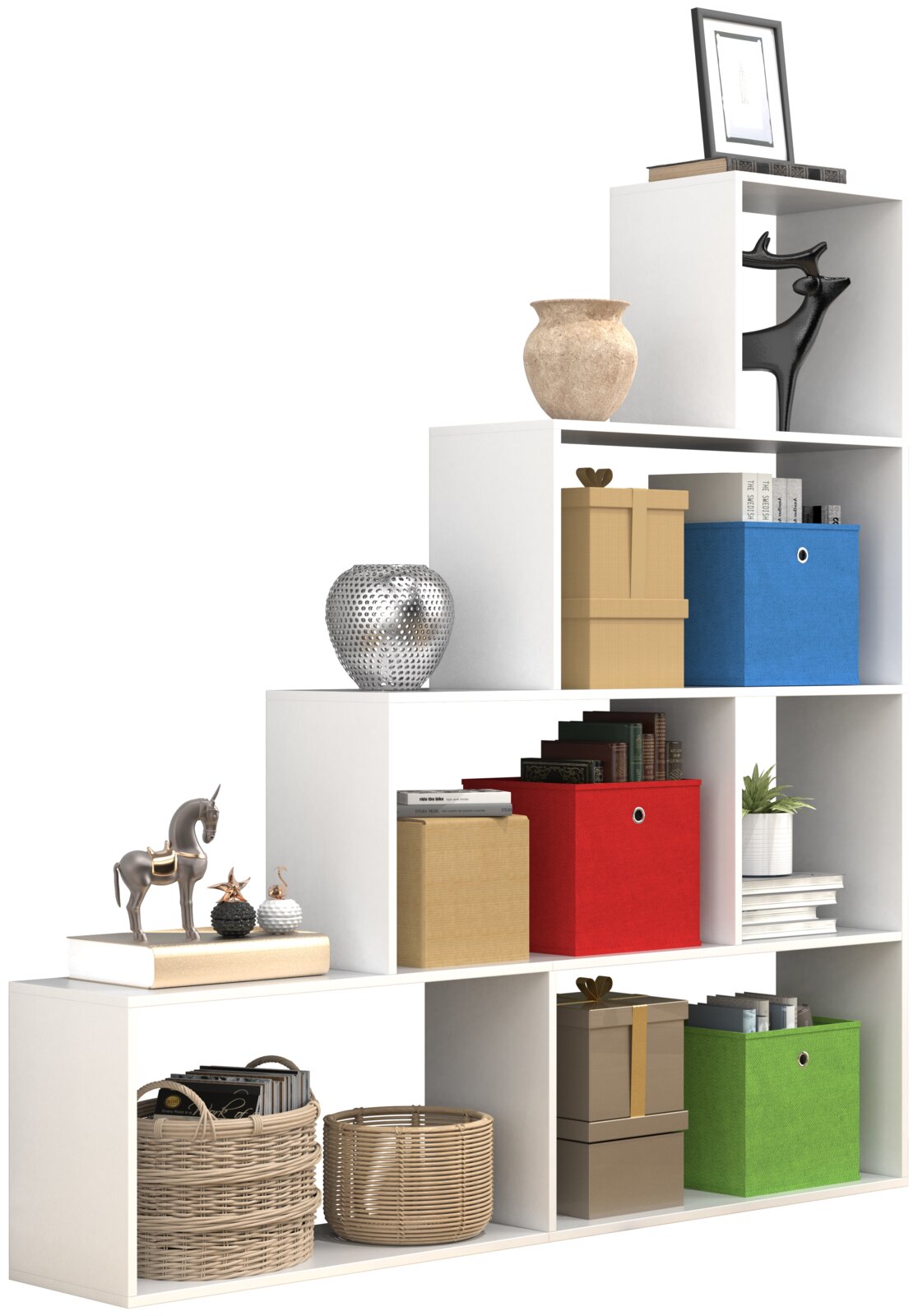 Weißes, stufenförmiges Regal mit Deko und Aufbewahrungsboxen in Blau, Rot und Grün, dazu Bücher, Körbe und Vasen, in frontaler Perspektive vor weißem Hintergrund