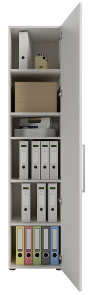 Hoher Aktenschrank mit geöffneter Tür, gefüllt mit Ordnern und Bürobedarf, rechte Seitenansicht.