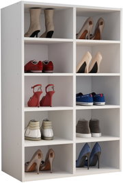 Weißes Schuhregal mit 10 offenen Fächern, gefüllt mit verschiedenen Schuhpaaren (Stiefeletten, Pumps, Sneaker) in Frontansicht mit leicht schräger Perspektive von links.