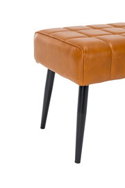 Nahaufnahme einer braunen Sitzbank mit schwarzen Beinen, seitliche Perspektive