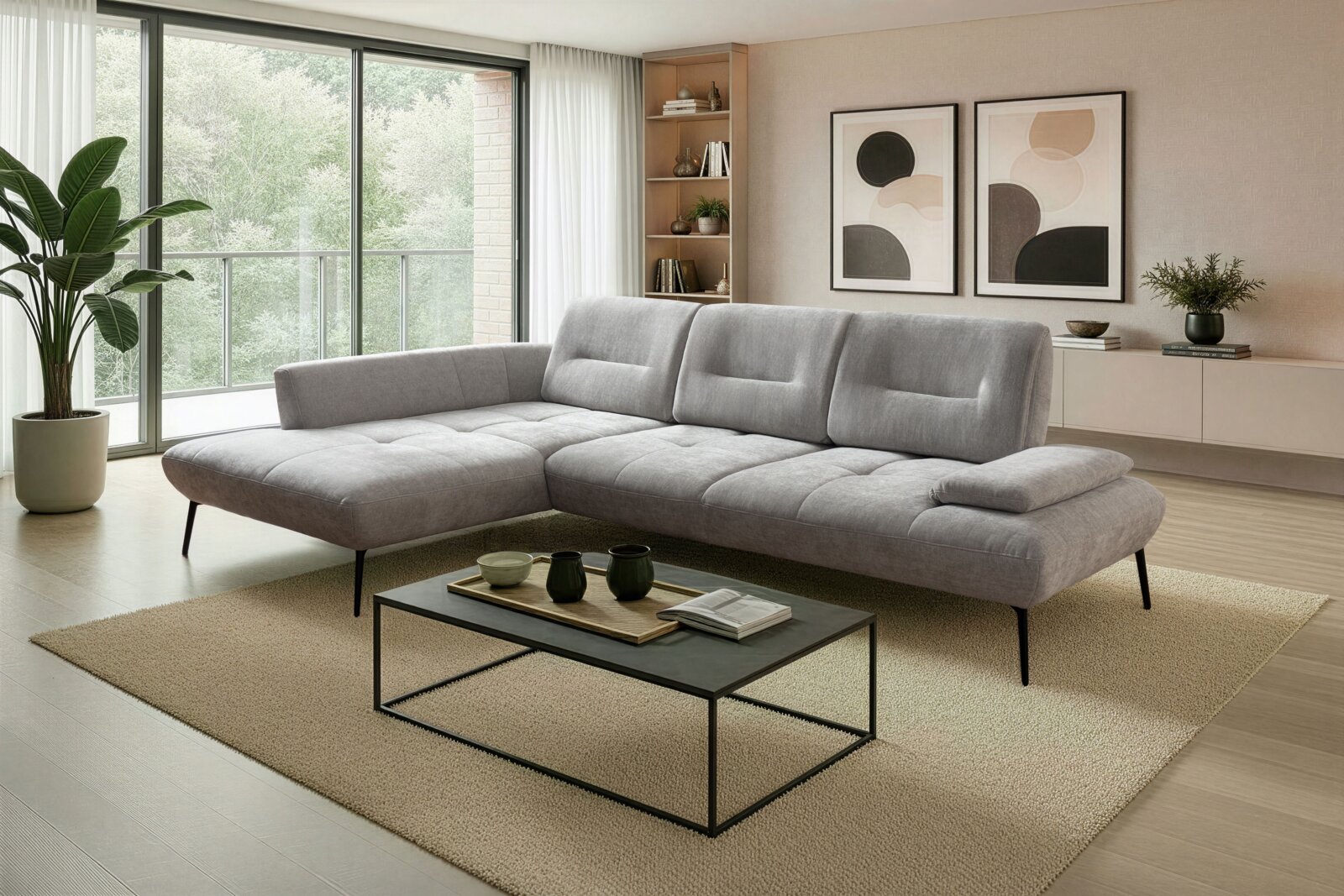Lichtgrijze L-vormige hoekbank met chaise longue links, gestoffeerd en gecapitonneerd, op slanke zwarte poten in moderne woonkamer schuin van voren gefotografeerd.