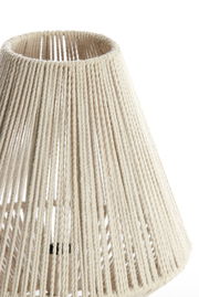 Nahaufnahme eines cremefarbenen Lampenschirms aus geflochtenem Seilmaterial, von oben betrachtet.