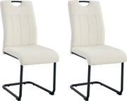 Zwei moderne Freischwinger-Esszimmerstühle mit cremeweißer Polsterung und schwarzem Metallgestell, schräg von vorne in 3/4-Perspektive auf weißem Hintergrund