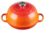 Roter Le Creuset Brot Bräter 24cm mit Deckel, seitliche Perspektive