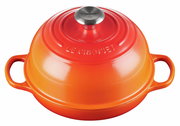 Roter Le Creuset Brot Bräter 24cm mit Deckel, seitliche Perspektive