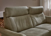 Grünes 2,5-Sitzer Sofa mit verstellbaren Kopfstützen, seitliche Perspektive