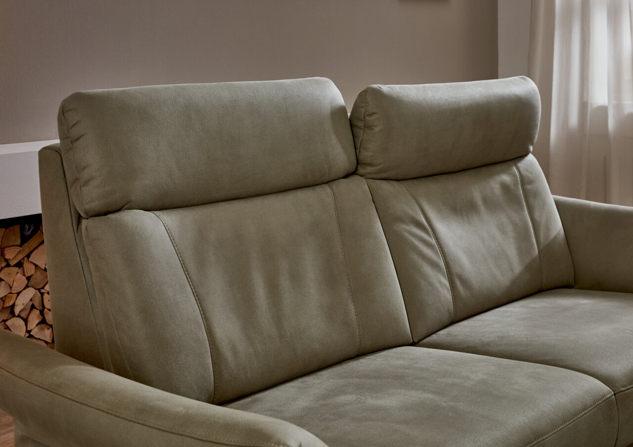 Grünes 2,5-Sitzer Sofa mit verstellbaren Kopfstützen, seitliche Perspektive