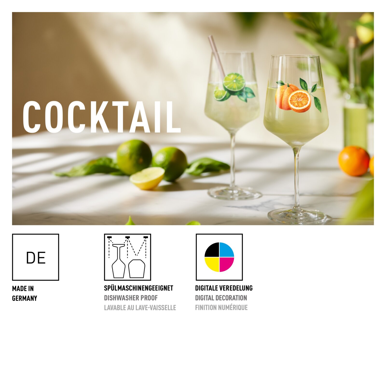 Zwei Cocktailgläser mit Fruchtmotiven (Limette und Orange) und hellgrünem Drink auf Tisch, Frontansicht in leicht seitlicher Perspektive; Hinweis: spülmaschinengeeignet, digitale Veredelung, Made in Germany
