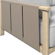 Rückansicht eines Loungesofas mit Holzrahmen und beigem Stoffbezug.