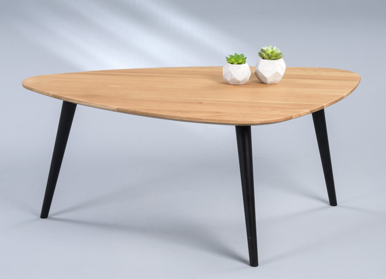 Z2 Couchtisch ELANDA Moderner Couchtisch mit dreieckiger Holzplatte und schwarzen Beinen, seitliche Perspektive