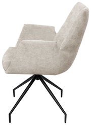 Seitenansicht eines modernen Armlehnstuhls mit beigem Stoffbezug und schwarzem Metallgestell.