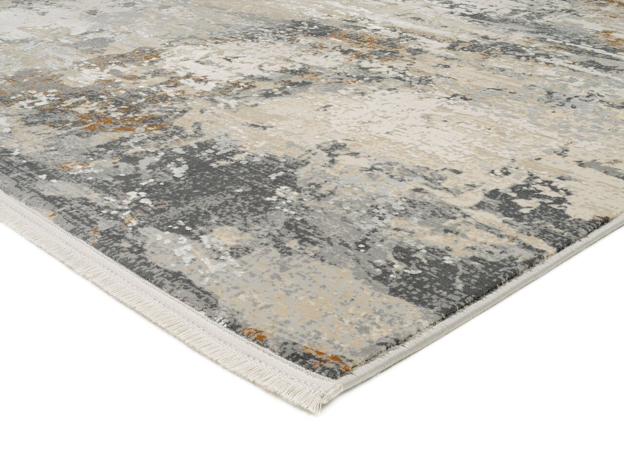 Designer Teppich mit abstraktem Muster in Grau- und Beigetönen, perspektivisch von der Seite fotografiert.