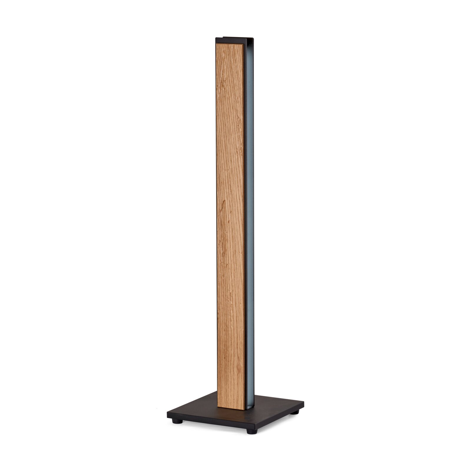Schlanker, freistehender Ständer mit heller Holzfront, schwarzem Metallrahmen und quadratischer Bodenplatte, aus schräger Vorderansicht