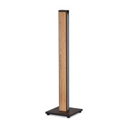 Schlanker, freistehender Ständer mit heller Holzfront, schwarzem Metallrahmen und quadratischer Bodenplatte, aus schräger Vorderansicht