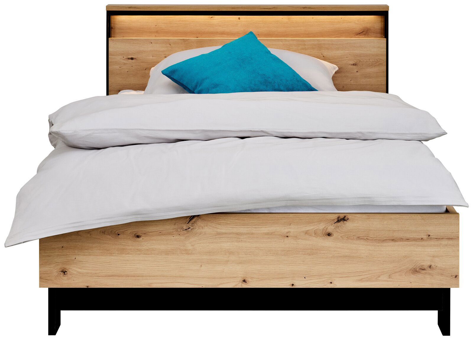 Frontale Ansicht eines Bettes mit Holzoptik und einem türkisfarbenen Kissen auf weißer Bettwäsche.