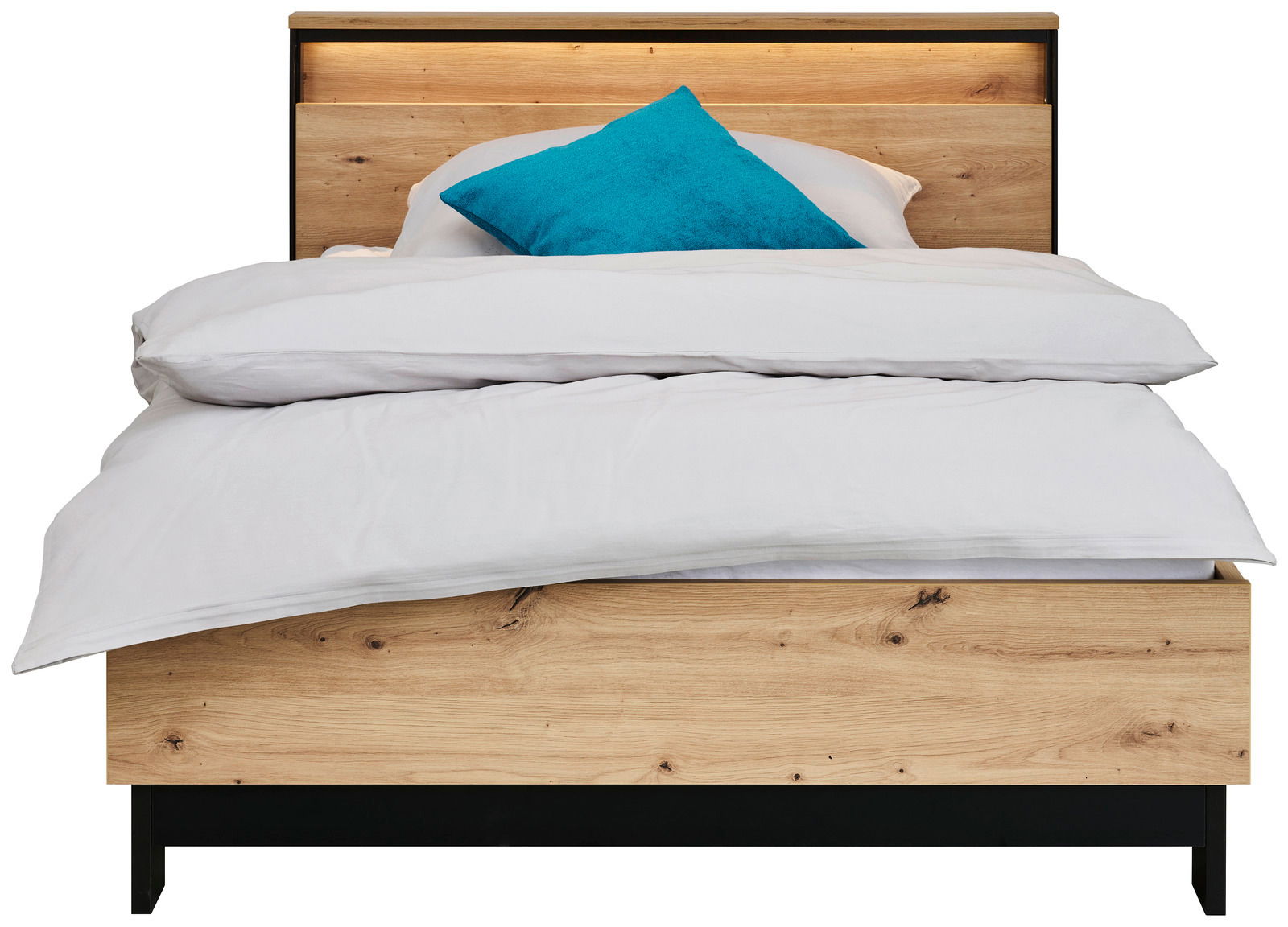 Frontale Ansicht eines Bettes mit Holzoptik und einem türkisfarbenen Kissen auf weißer Bettwäsche.